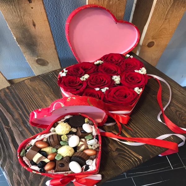Red roses and chocolate box Resim 1