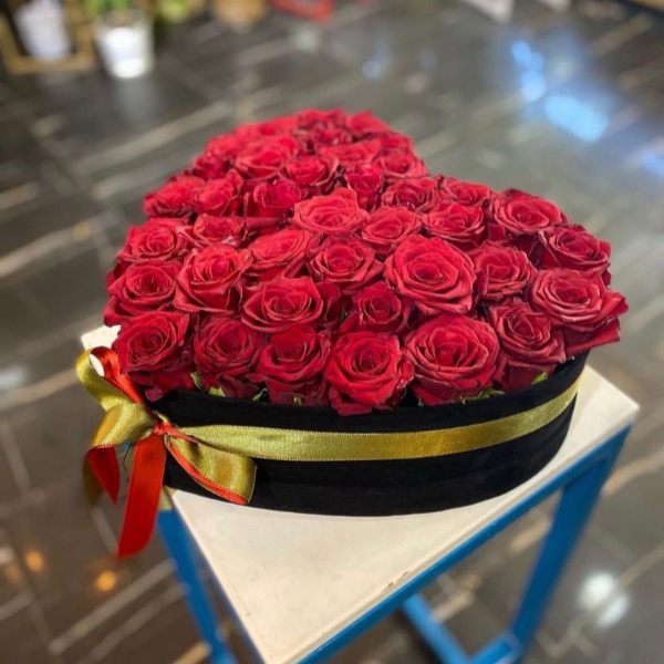 Schwarze Herzbox & 45 rote Rosen Resim 1