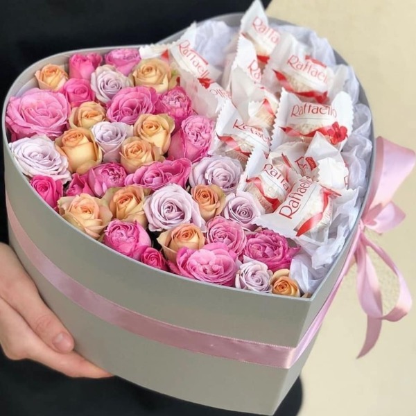 Raffaello candy and roses in heart-shaped box Resim 1