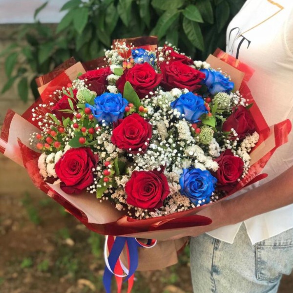 Red and blue roses bouquet Resim 1