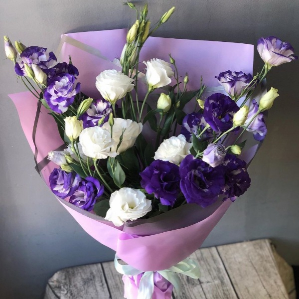 White and Purple Lisianthus bouquet Resim 1