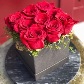  Заказ цветов в Анталия 9 красных роз в коробке