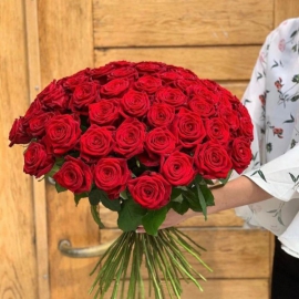 Цветок в Анталия 75 красных роз M1