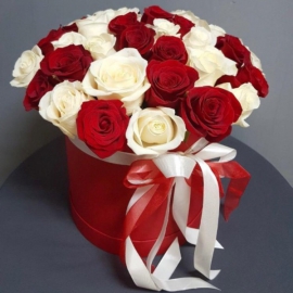  Флорист в Анталия 15 белых  и 16 красных импортных роз в коробке