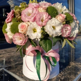  Флорист в Анталия Розовые и белые лизиантусы и розовые розы в коробке