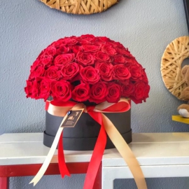  Заказ цветов в Анталия 85 импортных красных роз в коробке
